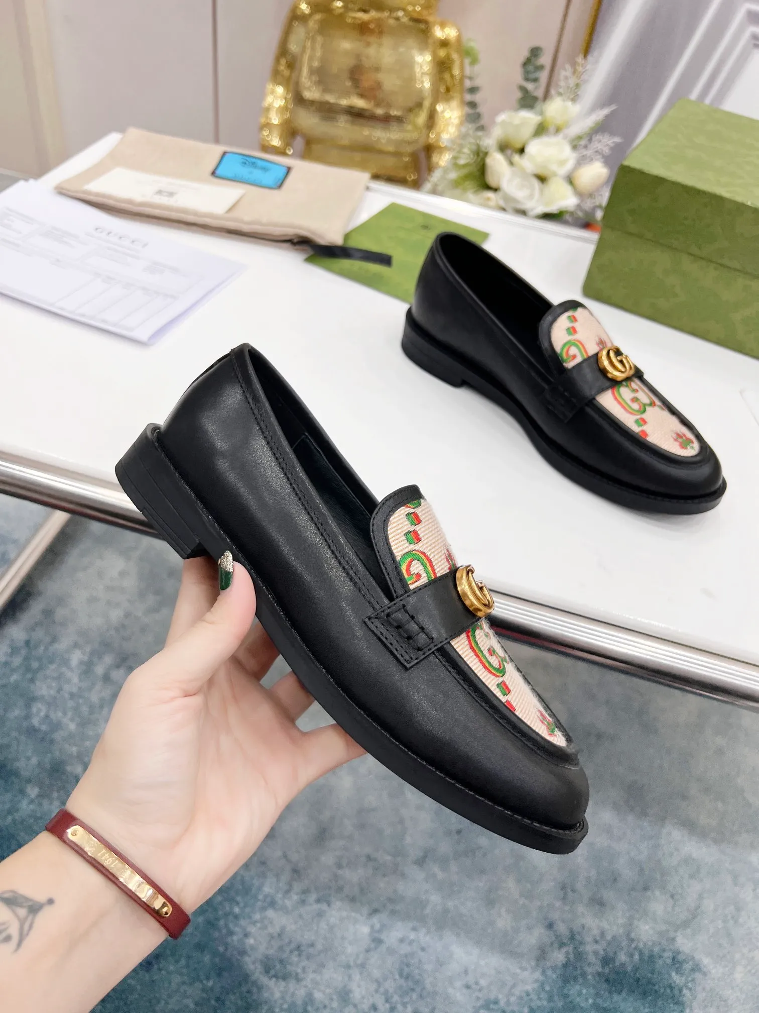 👟👟Ex-factory price 440👟👟 2022 new G family classic design loafers, made of V-shaped quilted effect leather, double G monogram evolved from Gucci, calf leather, mixed sheepskin lining, heel height 1.5 cm, original molded wear-resistant Tpu outsole. Code number 35-42,